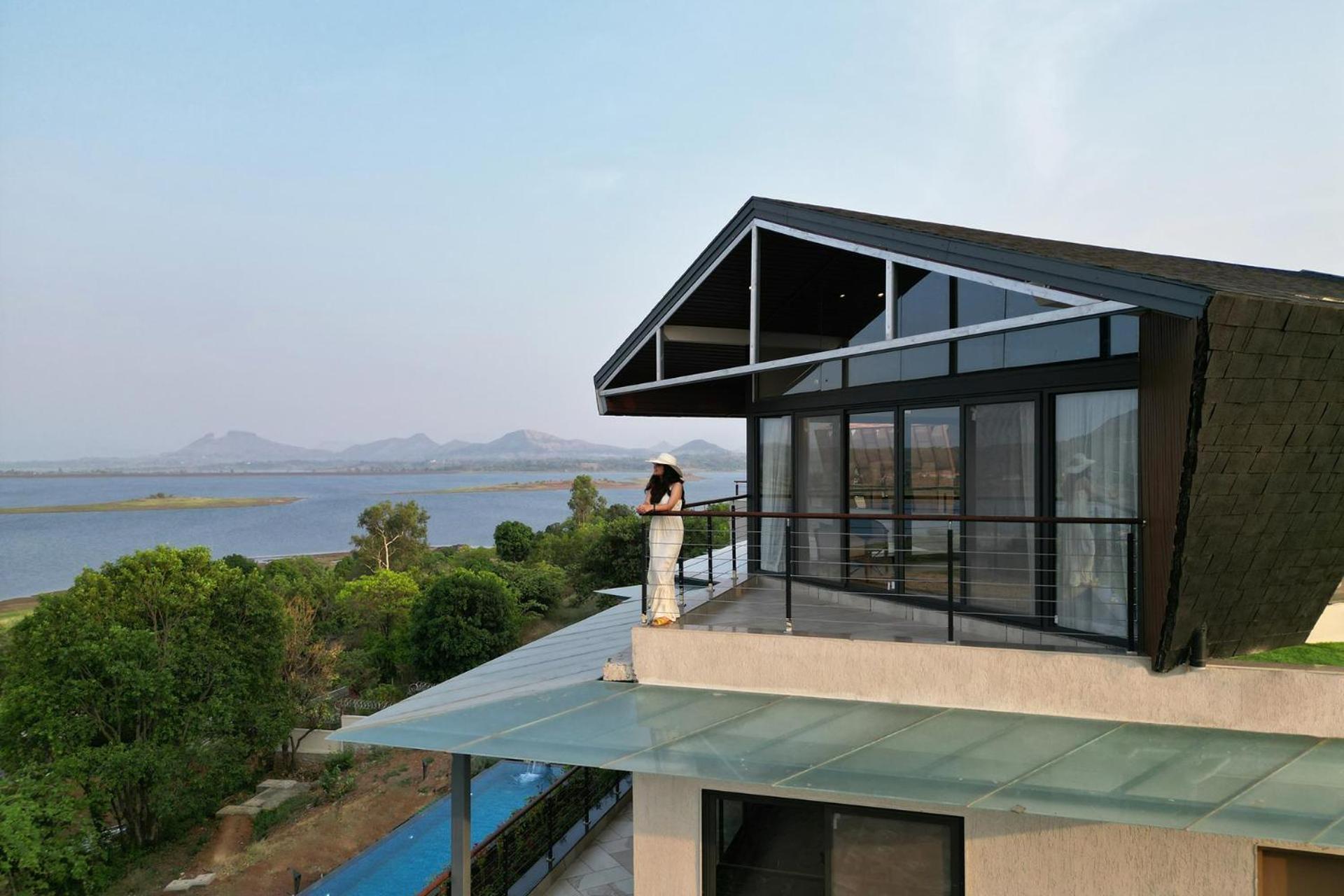 Pearl Lakeview Mansion By Stayvista - Lakeside Villa With Infinity Pool, Jacuzzi, In-House Theatre & Games Room Igatpuri Exterior foto